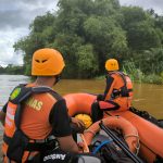 PENCARIAN : Tim Basarnas melakukan pencarian satu orang yang hilang perahu terbalik di Sungai Katingan, Senin (3/6/2024). (foto:basarnas)