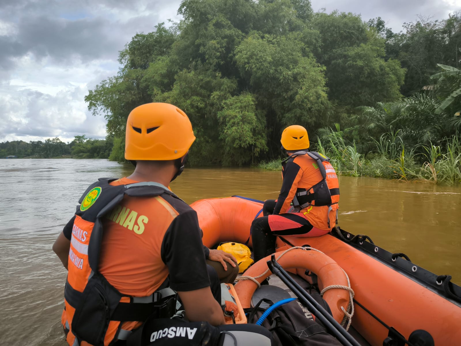 PENCARIAN : Tim Basarnas melakukan pencarian satu orang yang hilang perahu terbalik di Sungai Katingan, Senin (3/6/2024). (foto:basarnas)