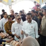 DAMPINGI PRESIDEN RI : Gubernur Kalteng, Sugianto Sabran mendampingi Presiden Republik Indonesia (RI), Joko Widodo dalam Kunjungan Kerjanya ke Kabupaten Kotawaringin Timur  Kalimantan Tengah, di Pasar PPM Sampit, Rabu (26/6/2024). (foto:mmc)