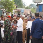 TINJAU PASAR : Gubernur Kalimantan Tengah (Kalteng), Sugianto Sabran mendampingi Presiden Republik Indonesia (RI), Joko Widodo melakukan peninjauan harga bahan pangan di Pasar Pata, Kabupaten Katingan, Rabu (26/6/2024). (foto:mmc)