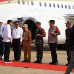 SAMBUT PRESIDEN RI: Gubernur Kalteng, Sugianto Sabran sambut kedatangan Presiden RI, Joko Widodo, di ruang VVIP Bandara Tjilik Riwut Palangka Raya, Rabu (26/6/2024).  (foto:mmc)