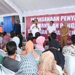 TINJAU : Presiden RI Joko Widodo didampingi oleh Gubernur Kalteng, Sugianto Sabran meninjau Gudang Bulog Buntok Kabupaten Barito Selatan, Kamis (27/6/2024). (foto:mmc)