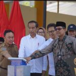 PERESMIAN : Presiden RI, Joko Widodo didampingi Gubernur Kalteng, Sugianto Sabran resmikan pembangunan, rehabilitasi dan renovasi sarana dan prasarana pendidikan di Provinsi Kalteng, di Gedung Pascasarjana IAIN Kota Palangka Raya, Kamis (27/6/2024). (foto:mmc)