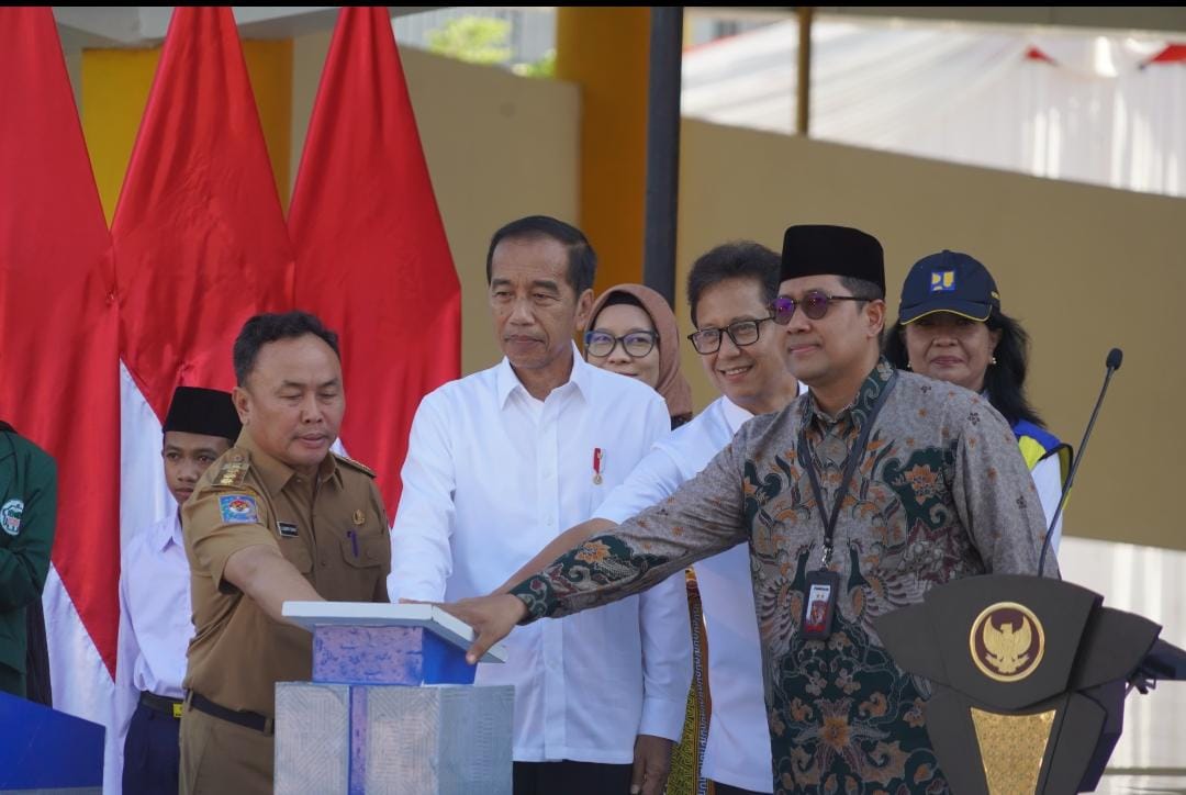 PERESMIAN : Presiden RI, Joko Widodo didampingi Gubernur Kalteng, Sugianto Sabran resmikan pembangunan, rehabilitasi dan renovasi sarana dan prasarana pendidikan di Provinsi Kalteng, di Gedung Pascasarjana IAIN Kota Palangka Raya, Kamis (27/6/2024). (foto:mmc)