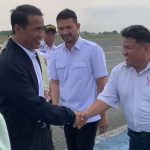 PENYAMBUTAN : Ketua Gempita Kalteng, Andi Wiyasa bersalaman dengan Mentan RI, Andi Amran Sulaiman saat kunjungan ke Kalteng,di Bandar Udara Tjilik Riwut Rabu (26/6/2024). (foto:Andi)