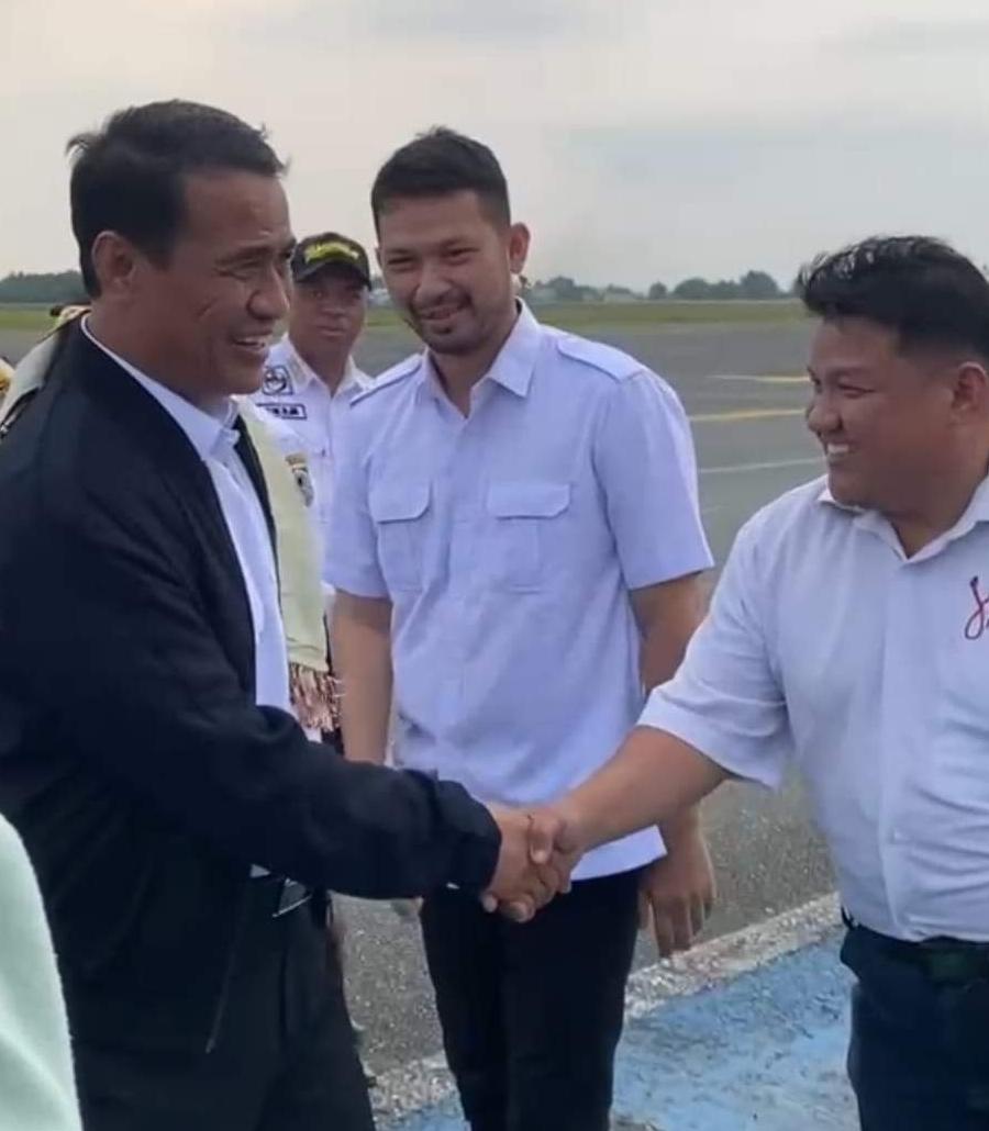 PENYAMBUTAN : Ketua Gempita Kalteng, Andi Wiyasa bersalaman dengan Mentan RI, Andi Amran Sulaiman saat kunjungan ke Kalteng,di Bandar Udara Tjilik Riwut Rabu (26/6/2024). (foto:Andi)