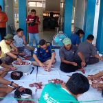 PEMOTONGAN DAGING KURBAN : Anggota PWI Kalteng terlihat kompak memotong daging kurban pada momen hari Raya Idul Adha 1445 H/2024, di Halaman Sekretariat PWI Kalteng, Senin (17/6/2024). (foto:Adinata)