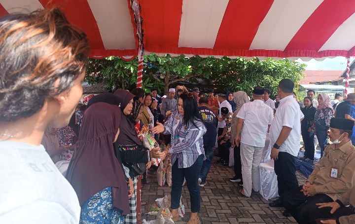 Suasana operasi pasar murah di Flamboyan Bawah, Kelurahan Langkai, Kecamatan Pahandut, Kota Palangka Raya (Foto : Nopri)