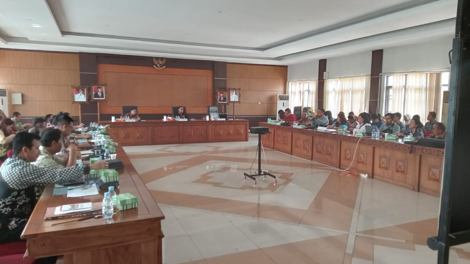 RAPAT EVALUASI: Pj Bupati Barito Timur Indra Gunawan memimpin rapat evaluasi realisasi Anggaran Pendapatan dan Belanja Daerah (APBD) Tahun Anggaran 2024. Kegiatan dilaksanakan di ruang rapat kantor bupati setempat, Kamis (20/06/2024). (foto:eko)