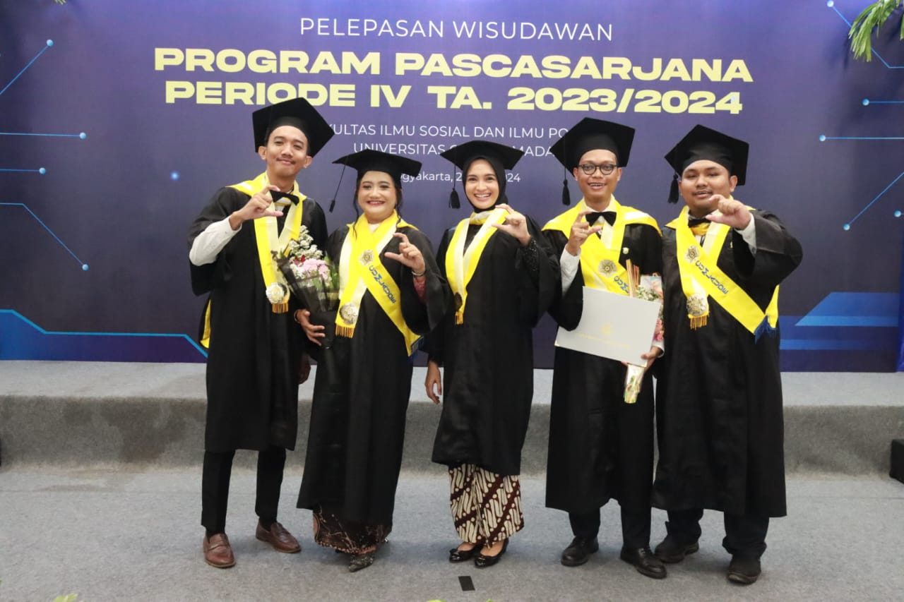 BAHAGIA : Ketua Tim Penggerak dan Pemberdayaan Kesejahteraan Keluarga (TP-PKK) Provinsi Kalimantan Tengah (Kalteng), Ivo Sugianto Sabran berfoto bersama dengan wisudawan, di Fakultas FIsipol UGM, Rabu (24/7/2024). (foto:mmc)