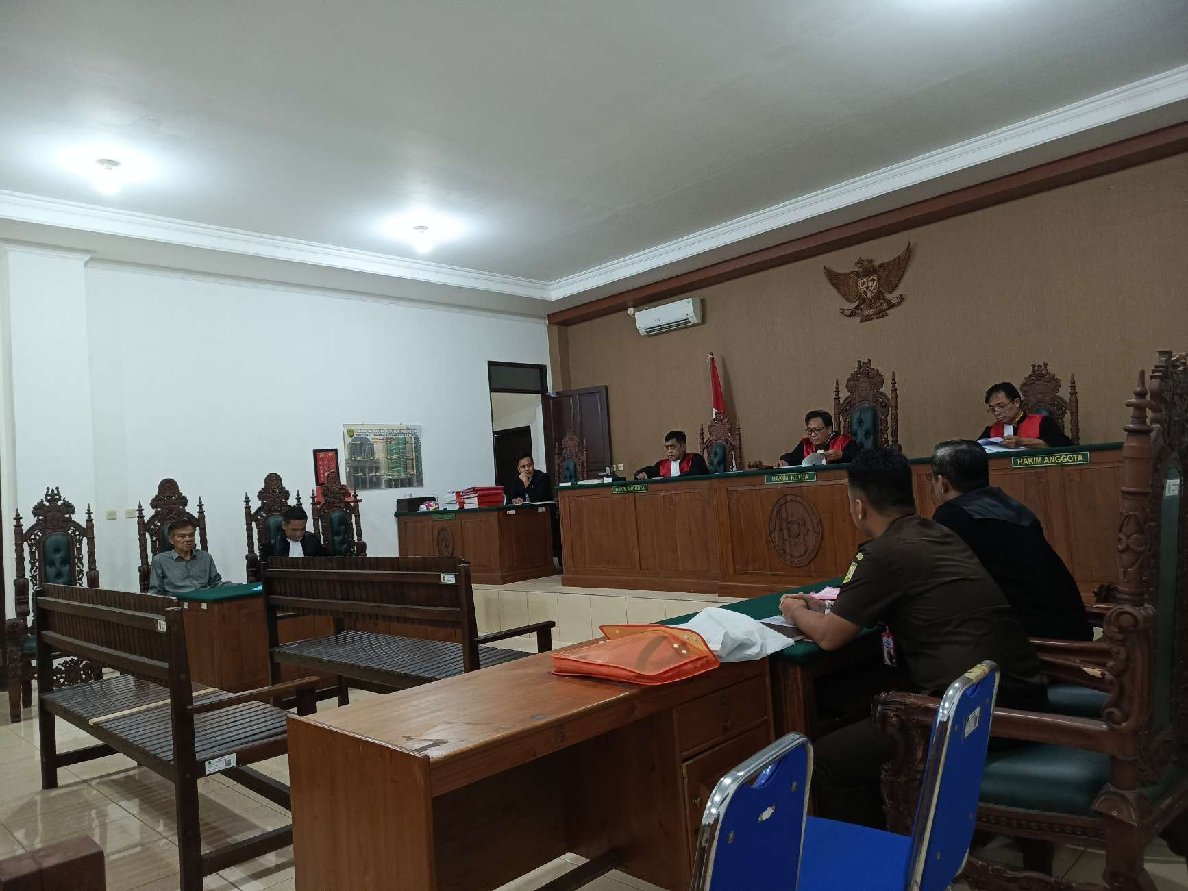 AJUKAN PK : Mantan Kadis Pertanian Barut didampingi PHnya Rusdi Agus Susanto saat mengajukan PK ke Pengadilan Tipikor Palangka Raya, Kamis (18/7/2024). (foto:ardi)