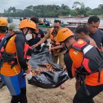 EVAKUASI : Tim SAR Gabungan saat mengevakuasi jasad Muhammad Sibawai usai terlibat kecelakaan ferry tradisional, di Muara Teweh, Selasa (9/7/2024). (foto:Basarnas)