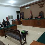 BERSUJUD : Mantan Kadishub Kotim, Fadlian Noor bersujud syukur usai dinyatakan tak terbukti melakukan tindak pidana korupsi, di Pengadilan Tipikor Palangka Raya, Kamis (18/7/2024). (foto:ardi)