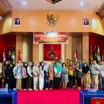 Foto bersama setelah pelatihan penulisan artikel publikasi ilmiah internasional di Aula Rahan, Lantai II, Gedung Rektorat Universitas Palangka Raya (Foto : Ist)