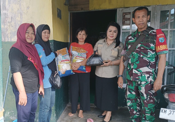 Lurah Langkai, Sri Wanti saat menyerahkan bantuan kepada warga (Foto : Ist)