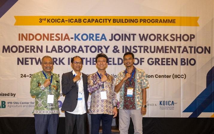 Rektor UPR, Prof. Dr. Ir. Salampak, M.S saat menghadiri acara Indonesia-Korea Workshop Modern Laboratory and Instrumentation Networking in the Field of Green Bio di IPB International Convention Center, Bogor (Foto : Ist)