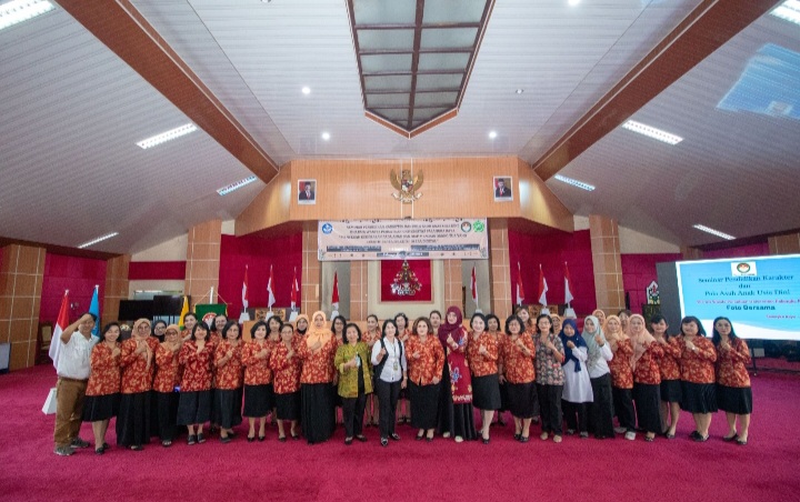 Foto bersama dalam kegiatan sosialisasi di Aula Rahan, Rektorat Universitas Palangka Raya (Foto : Ist)