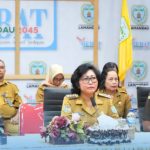 RAKOR : Pj Bupati Lamandau Lilis Suriani kembali ikuti Rapat Koordinasi Tim Pengendalian Inflasi Daerah (TPID) yang dilaksanakan rutin mingguan bersama Kemendagri melalui aplikasi zoom meeting, di Aula Setda Lamandau, Senin (29/4/2024). (foto:pemkab lamandau)