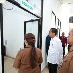 TINJAU: Presiden RI, Joko Widodo didampingi dr Vinny S Djala berkeliling RSUD Tamiang Layang.