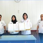 KERJASAMA : Penjabat (Pj) Bupati Lamandau, Lilis Suriani melakukan penandatanganan kesepakatan bersama (MoU) dengan Pj Bupati Pulang Pisau, Nunu Andriani, Rabu (24/04/2024), di Kantor Gubernur Kalteng. (foto:pemkab lamandau)