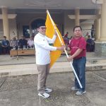 SERAHKAN BENDERA: Pj Bupati Barito Timur secara simbolis mnyerahkan bendera kontingen untuk mengikuti Pesparawi XVII di Pulang Pisau.