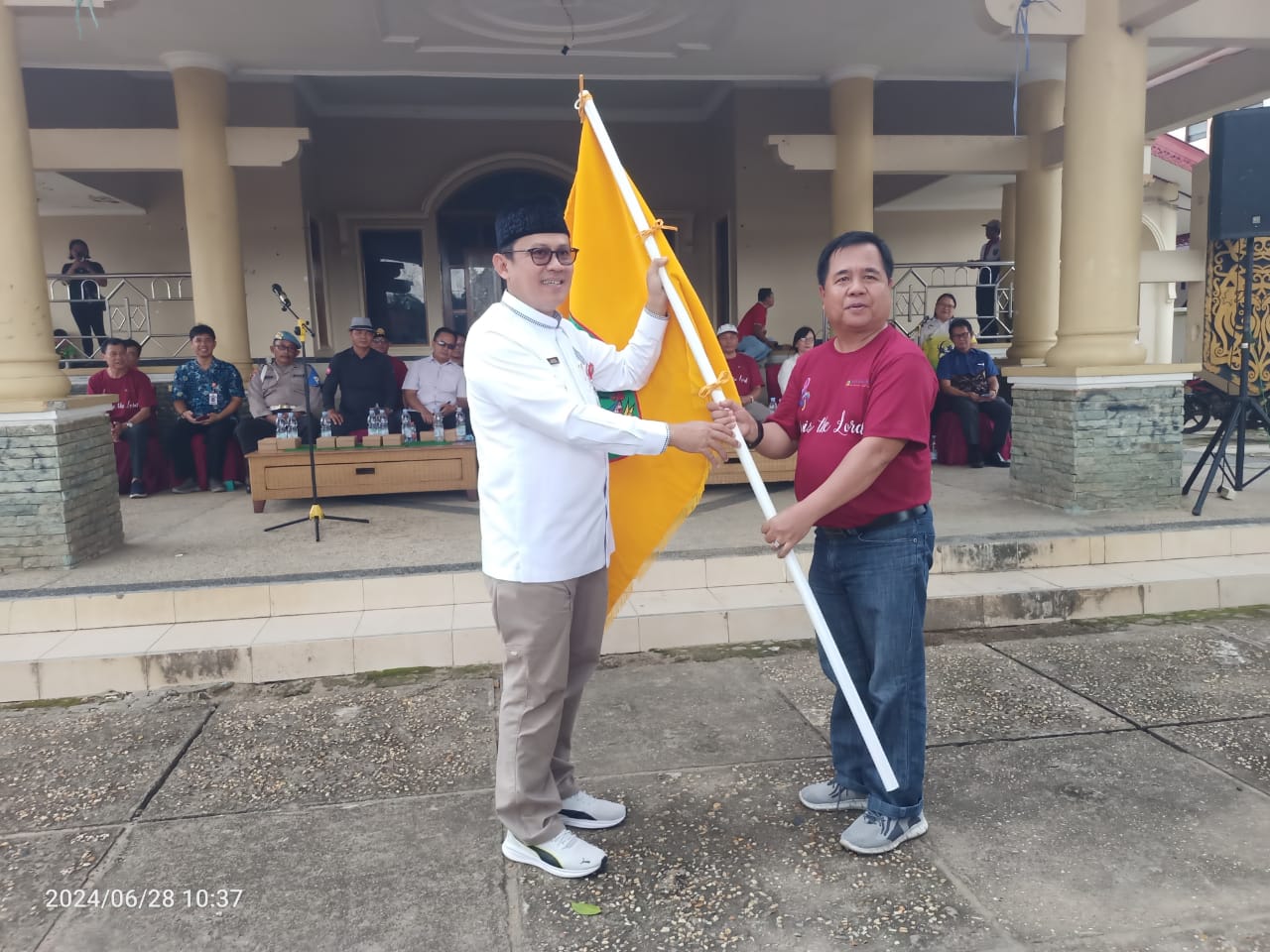 SERAHKAN BENDERA: Pj Bupati Barito Timur secara simbolis mnyerahkan bendera kontingen untuk mengikuti Pesparawi XVII di Pulang Pisau.