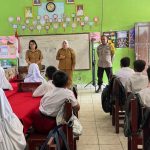 Lurah Panarung, Evi Kahayanti bersama Bhabinkamtibmas, Aiptu Edy Prayitno saat mensosialisasi bahaya bullying dan antisipasi keracunan makanan di SDN 1 Panarung (Foto : Ist)