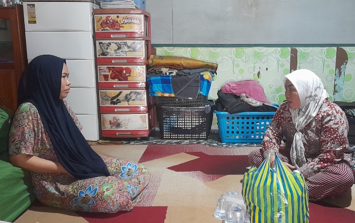 Lurah Panarung, Evi Kahayanti saat mengunjungi kediaman korban dugaan TPPO, Ria Hidayah (Foto : Nopri)