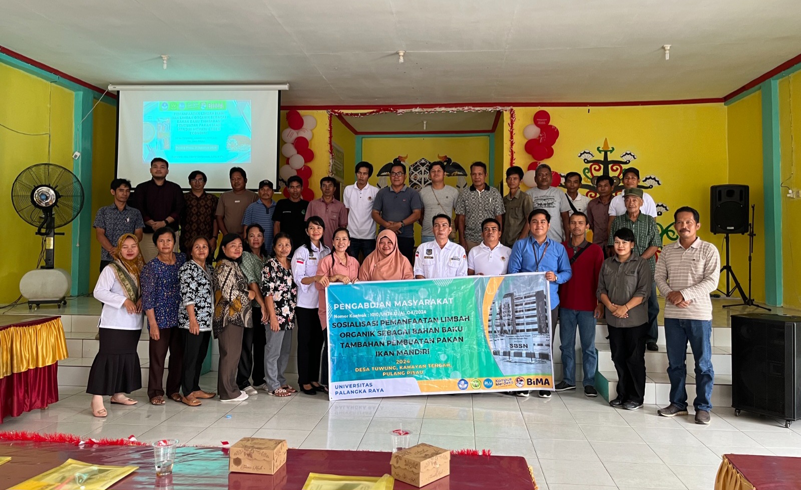 Foto bersama setelah sosialisasi pengolahan pakan ikan (Foto : Ist)