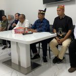 Pasangan calon Gubernur dan Wakil Gubernur Kalteng, Willy Midel Yoseph dan Habib Ismail Bin Yahya usai menerima dokumen B1-KWK dari Ketua DPW Partai NasDem Kalteng, Faridawaty Darland Atjeh (Foto : Ist)