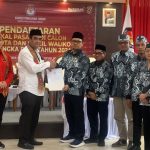 Pasangan calon Wali Kota dan Wakil Wakil Wali Kota Palangka Raya, Rojikinnor-Vina Panduwinata saat menyerahkan berkas pendaftaran ke KPU Kota Palangka Raya (Foto : Nopri)