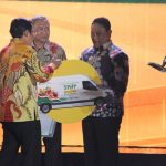 Wakil Gubernur Kalimantan Tengah (Kalteng) H. Edy Pratowo menerima secara simbolis Bantuan Mobil Operasional untuk kegiatan Stabilisasi Pasokan dan Harga Pangan (SPHP) dari Kepala Badan Pangan Nasional. Bantuan diserahkan secara langsung oleh Kepala Badan Pangan Nasional Arief Prasetyo Adi pada malam puncak peringatan Hari Ulang Tahun Badan Pangan Nasional (BPN) / National Food Agency (NFA) yang ke -3, bertempat di The Sultan Hotel & Residence Jakarta, Minggu (28/7/2024).