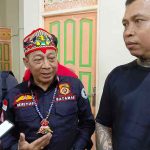 PENJELASAN: Anggota DPRD Murung Raya, Heriyus M Yoseph saat diwawancarai awak media saat menerima kedatangan Panglima Jilah di kediaman pribadinya, belum lama ini