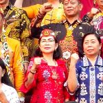 SEMANGAT: Anggota DPRD Murung Raya, Tuti Marheni (Kemeja Batik Biru) dari Partai Nasdem