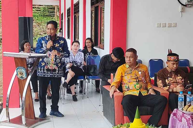 PAPARAN: Anggota DPRD Murung Raya, Heriyus M Yoseph SE MM saat menghadiri kegiatan peresmian Gedung SDN 2 Saripoi di Kecamatan Tanah Siang, Kamis (2/5/2024). (foto:ist)