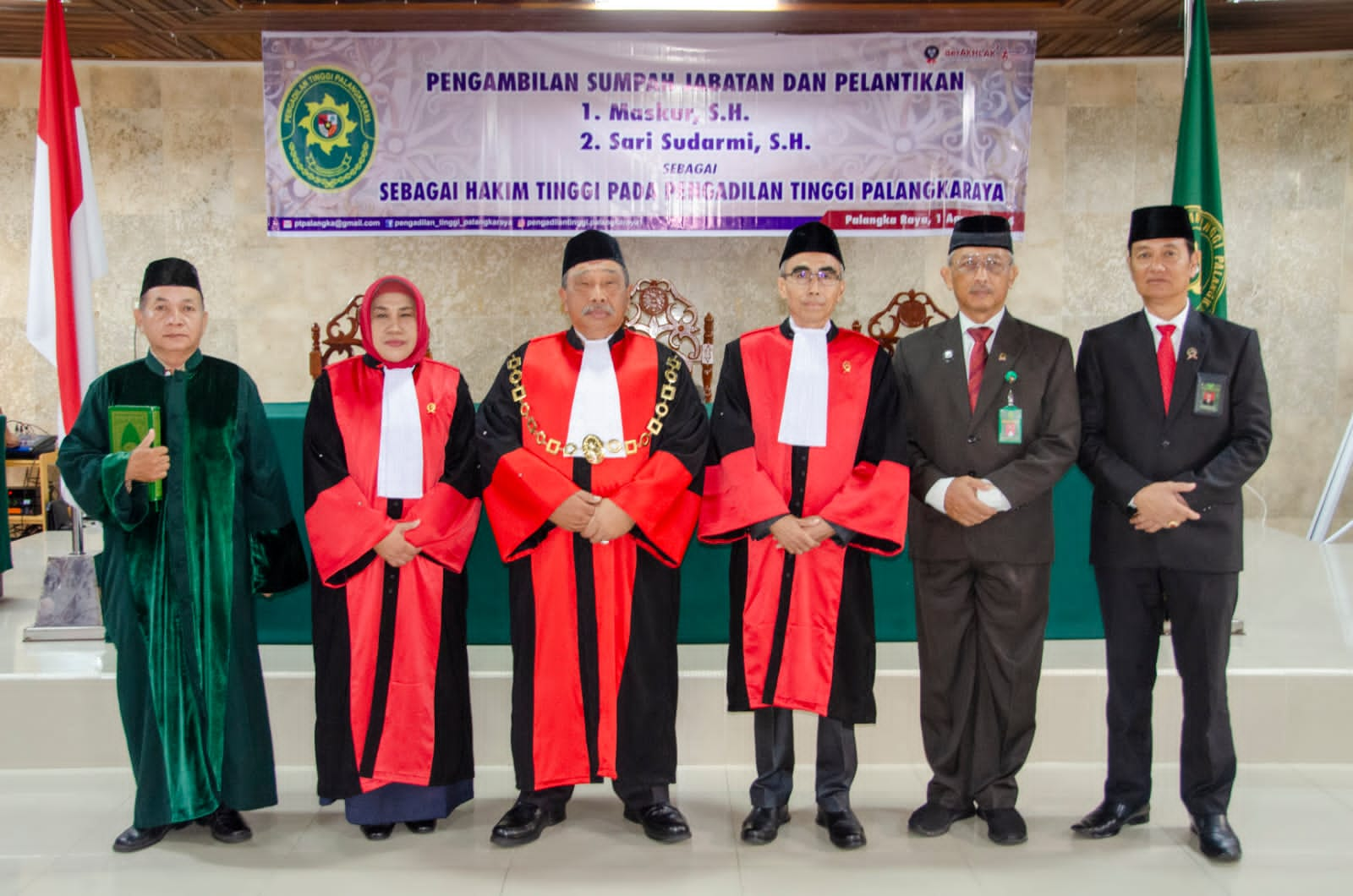 PELANTIKAN : Ketua PT Palangka Raya, Sujatmiko berfoto bersama usai melantik dua hakim tinggi, di Aula PT Palangka Raya, Kamis (1/8/2024). (foto:Sugeng)