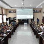 PERTEMUAN: Suasana saat jajaran Pemkab Kapuas lakukan pertemuan kunjungan lapangan dari Tim Kementerian PUPR dan Tim NUDS, di Aula Bappelitbangda Kapuas. (foto:ist)