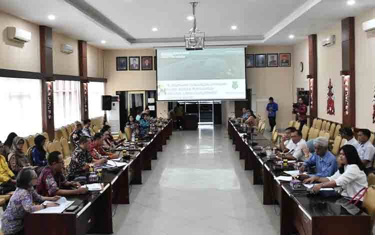 PERTEMUAN: Suasana saat jajaran Pemkab Kapuas lakukan pertemuan kunjungan lapangan dari Tim Kementerian PUPR dan Tim NUDS, di Aula Bappelitbangda Kapuas. (foto:ist)