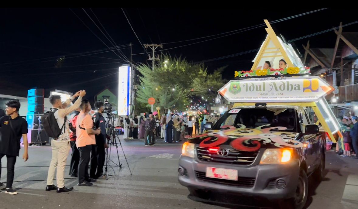 GEMA TAKBIR : Mobil hias Dinas PUPR Kapuas saat ikuti Pawai Gebyar Gema Takbir Idul Adha 1445 Hijriah, Minggu (16/6/2024) malam. (foto:Sri)