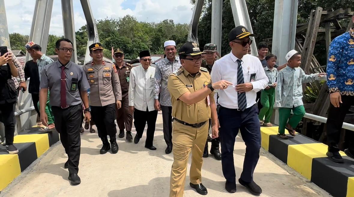 Jembatan Pasar Senin, di Desa Anjir Serapat Tengah KM 11 Kecamatan Kapuas Timur Kabupaten Kapuas. (foto:Sri)