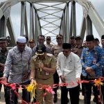 PERESMIAN : Pj Bupati Kapuas Erlin Hardi bersama Kepala Dinas PUPR-PKPP Kapuas usai meresmikan Jembatan Pasar Senin, di Desa Anjir Serapat Tengah KM 11 Kecamatan Kapuas Timur Kabupaten Kapuas, pada Senin (3/6/2024).(foto:Sri)