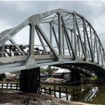 TIGA TAHAP: Jembatan Pasar Senin, di Desa Anjir Serapat Tengah KM 11 Kecamatan Kapuas Timur Kabupaten Kapuas, yang diresmikan oleh Pj Bupati Kapuas Erlin Hardi pada Senin (3/6/2024). (foto:Sri)