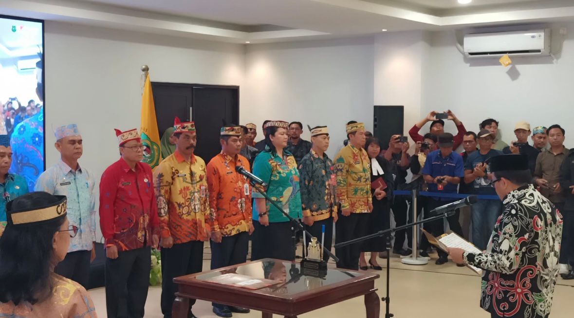 PELANTIKAN: Acara pelantikan dan pengambilan sumpah/janji pejabat pimpinan tinggi pratama, bertempat di ruang rapat Rujab Bupati Kapuas pada Kamis (18/4/2024). (foto:Sri)