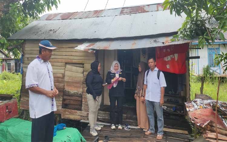 PENDATAAN : Tim Dinas PUPR-PKP Kapuas saat lakukan pendataan salah satu rumah warga didampingi Ketua RT setempat dan Kepala Desa Saka Lagun. (Foto:ist)