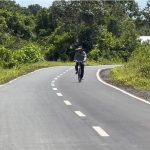 SELESAI : Pembangunan jalan tembus Sei Asam-batas Kalsel pada tahun 2023 telah selesai fungsional hingga ke ujung Palingkau Seberang. Saat ini jalan tersebut telah digunakan warga untuk bepergian dan mengangkut hasil pertanian. (foto:Sri)