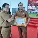 PENGHARGAAN : Kepala Dinas PUPR-PKP Kapuas Teras, saat menerima penghargaan dari Pj Bupati Kapuas Erlin Hardi, di Aula Rumah Jabatan Bupati Kapuas, Senin (22/1/2024). (foto:ist)