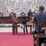 Penandatanganan berita acara persetujuan bersama antara Gubernur Kalteng dan pimpinan DPRD Kalteng di ruang rapat paripurna DPRD setempat (Foto : Ist)