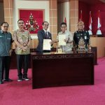 MoU: Rektor Universitas Palangka Raya, Prof. Dr. Ir. Salampak, M.S dan Ketua GAPKI Kalimantan Tengah, Syaiful Panigoro saat menunjukan berkas MoU, di Aula Rahan Lantai 2 Gedung Rektorat Universitas Palangka Raya, Kamis (15/8/2024).