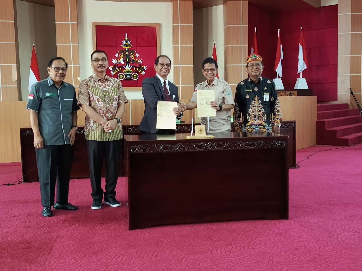 MoU: Rektor Universitas Palangka Raya, Prof. Dr. Ir. Salampak, M.S dan Ketua GAPKI Kalimantan Tengah, Syaiful Panigoro saat menunjukan berkas MoU, di Aula Rahan Lantai 2 Gedung Rektorat Universitas Palangka Raya, Kamis (15/8/2024).