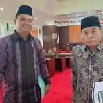 RAPAT: Juru Bicara Fraksi PDI Perjuangan, H Rumiadi (kanan) bersama Anggota DPRD Fraksi PAN, H Liangsoi usai kegiatan Rapat Paripurna di Gedung DPRD, Rabu (20/3/2024). (foto:ist)